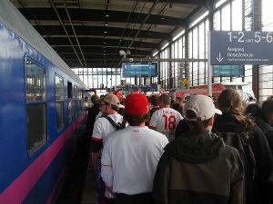Auch viele Fans des VfB Stuttgart machen sich am Samstag mit dem Zug auf den Weg. Foto: Ulrike Ebner