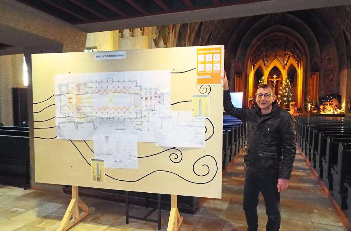 Der Kirchenpfleger Heiner Kirmeier zeigt den großen Beleuchtungsplan. Auf mehr als zwei Quadratmetern ist genau gezeigt, wo künftig weiße und farbige LED-Strahler positioniert sind. Foto: Schnurr