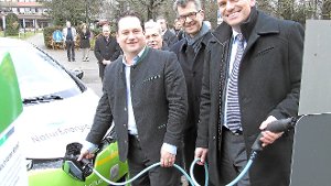 Minister nimmt Ladesäule für Elektro-Autos in Betrieb