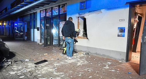 Zurück blieb ein Loch in der Wand: In der Nacht auf Freitag wurde ein Geldautomat im Mietersheimer Fachmarktzentrum in die Luft gesprengt. Foto: Kamera 24