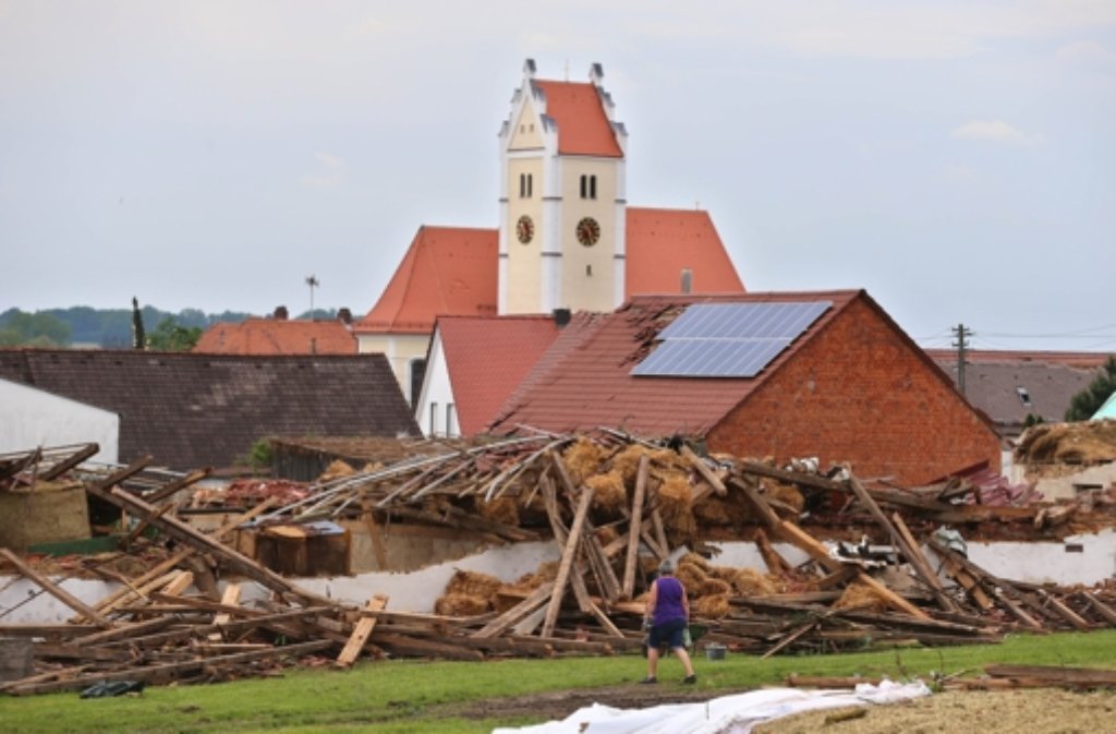 Durch die Gemeinde Affing im Landkreis Aichach Friedberg (Bayern) ist ein Tornado gefegt und hat viele Häuser verwüstet.