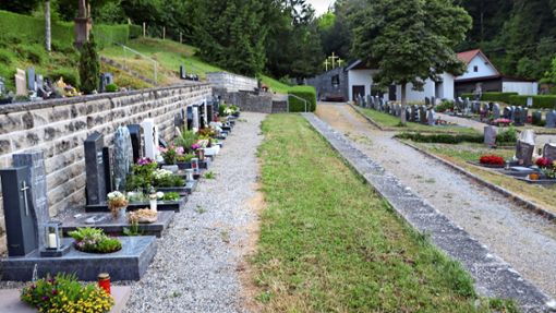 Schon seit 2020 fordert der Fischinger Ortschaftsrat Investitionen in die Wege auf dem Friedhof – bisher vergeblich. Foto: Schwind