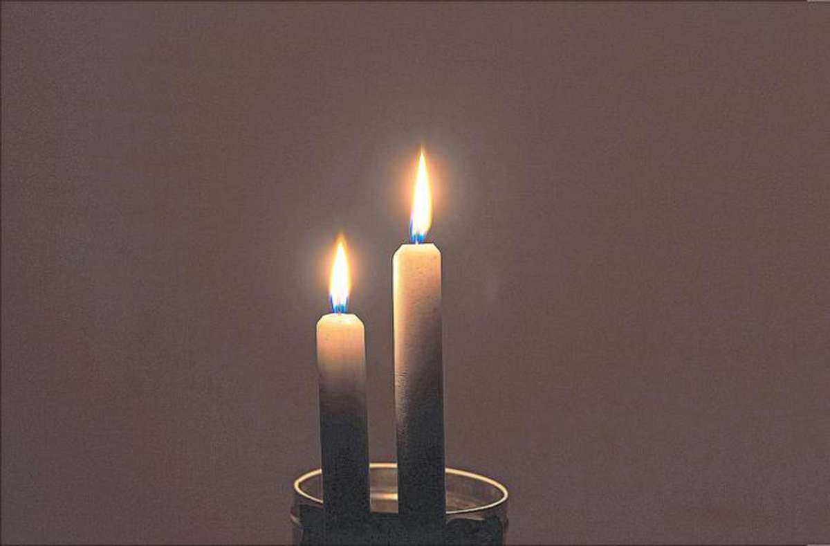 Zeitweise mussten am Sonntagmorgen mancherorts Kerzen als Lichtquelle dienen. Foto: © JPwebsites – stock.adobe.com