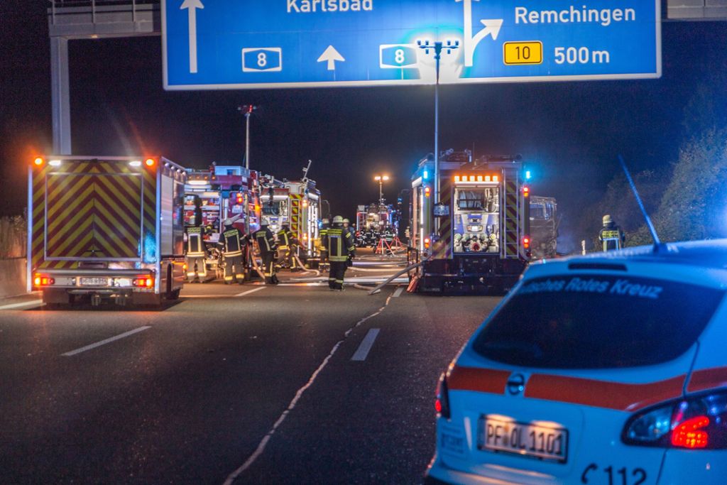 Ein Reisebus aus Kroatien ist in der Nacht auf Montag auf der A 8 bei Pforzheim ausgebrannt. Verletzt wurde niemand, allerdings musste die Autobahn für Stunden gesperrt werden. Zum Artikel