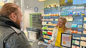 Apothekerin Sarah Pfister klärt ihre Kunden über das  neue E-Rezeptes auf und will ihnen die Skepsis nehmen. Foto: Blessing