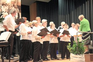 Der gemischte Chor des Liederkranzes brachte Unvergessliche Filmmelodien in die Gemeindehalle. Foto: Geisel Foto: Schwarzwälder-Bote