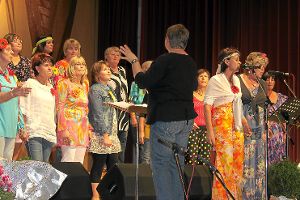 Die Powerfrauen des Egenhauser Frauenchors bewiesen beim Konzert zum 20. Geburtstag ihre Vielseitigkeit. Auch mit Flower Power wussten sie zu überzeugen.  Foto: Geisel Foto: Schwarzwälder-Bote