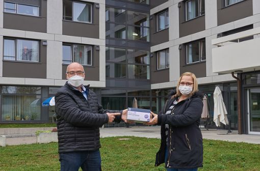 Stiftungsleiter Thomas Müller und Maike Hipp zeigen die Corona-Schnelltests, die bei Bedarf in den Horber Pflegeheimen zum Einsatz kommen. Foto: Lück