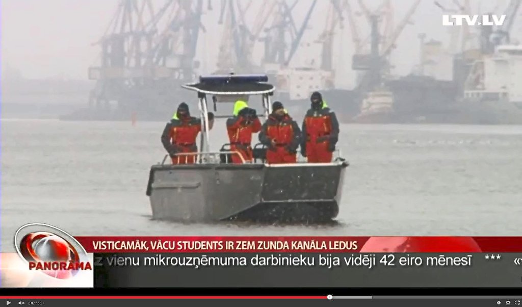 Die Wasserpolizei sucht in einem Kanal in Riga nach dem Studenten, der nach einer Party vor zwei Wochen vermisst wird. Es wird vermutet, dass er im Eis eingebrochen ist.  Foto: Screenshot LTV