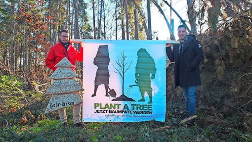 Sven Flaig (links) und Marc Schmiedeknecht ziehen eine erste Erfolgsbilanz über die Baumpatenschafts-Aktion. Foto: Albert Bantle