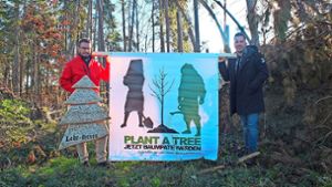Sven Flaig (links) und Marc Schmiedeknecht ziehen eine erste Erfolgsbilanz über die Baumpatenschafts-Aktion. Foto: Albert Bantle