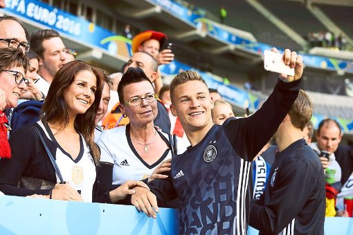 Familie ist Joshua Kimmich wichtig: Nach dem Spiel gegen die Slowakei feierte er zusammen mit Mutter Anja (links), Vater Berthold(rechts) und Freundin Lina Meyer. Foto: Kienzler