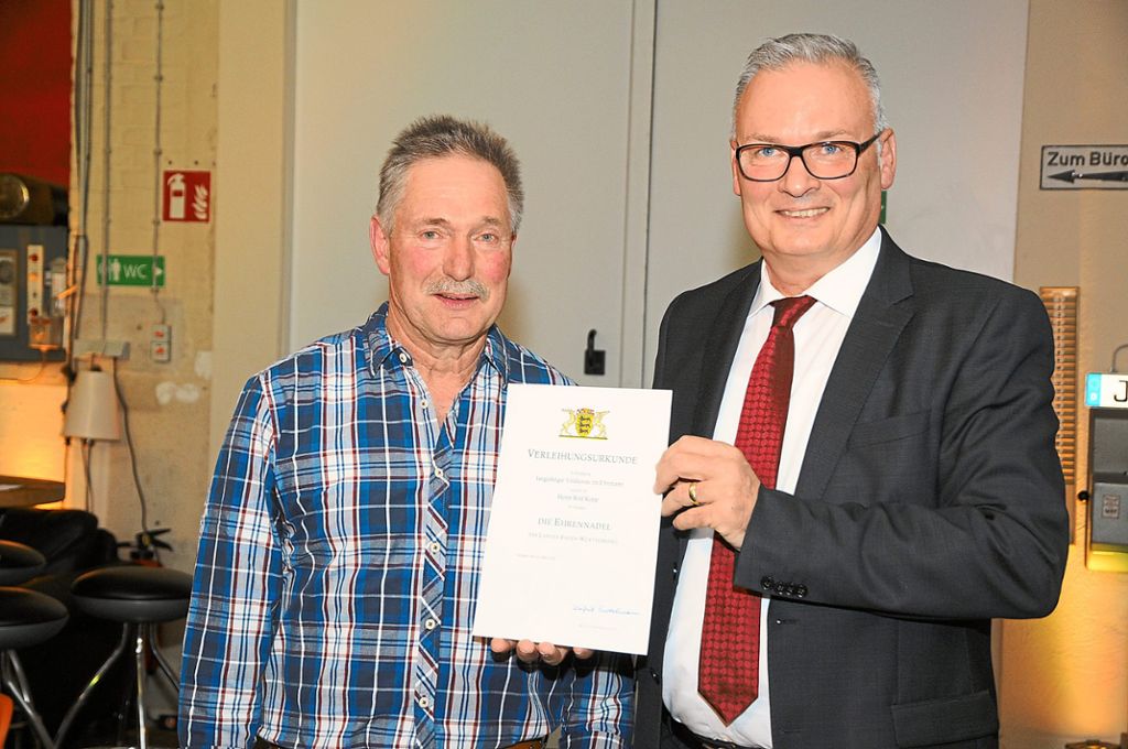 Bürgermeister Michael Rieger (rechts)  verleiht Rolf Kopp die silberne Ehrennadel des Landes Baden-Württemberg.