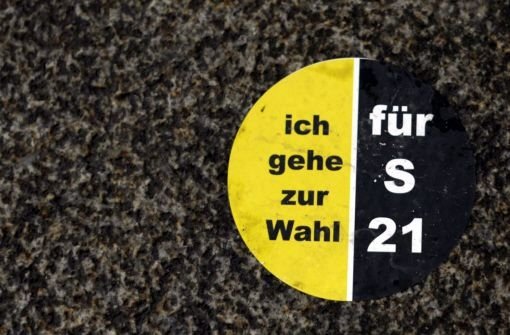 Platt getreten: Ein Aufkleber mit der Aufschrift „Ich gehe zur Wahl – für S 21“ klebt am Wahlsonntag in Stuttgart auf dem Fußboden. Foto: dapd