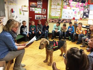 Mit Hund: Heidi Mannhardt las in der Klasse 3a der Schillerschule Onstmettingen den Kindern vor. Foto: Wilke Foto: Schwarzwälder-Bote