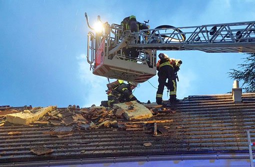 Der Blitz schlug in Stuttgart am Frauenkopf in einen Dachstuhl ein, dadurch kam es zu einem Schwelbrand. Verletzt wurde niemand. Foto: dpa