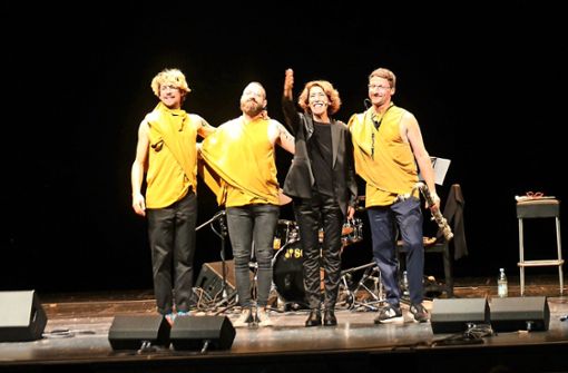 Stürmischen Beifall gibt es für  Adele Neuhauser und das Trio Edi Nulz beim Jazzfestival in Villingen. Foto: Zährl