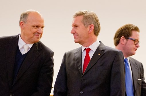 Ex-Bundespräsident Christian Wulff (Mitte) mit seinem Anwalt Michael Nagel (links) im Landgericht in Hannover (Niedersachsen). Im Hintergrund läuft der Mitangeklagte David Groenewold vorbei. Foto: dpa