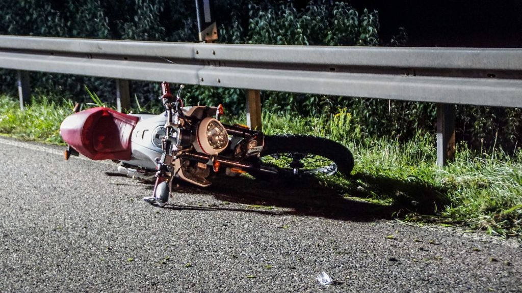 Der Fahrer des Motorrads wurde bei dem Sturz schwer verletzt.