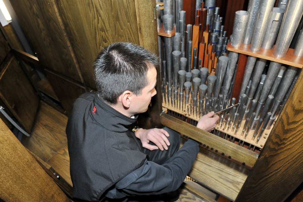 Letzte Handgriffe an der Klais-Orgel: Während Matthias Knaub (rechts) am Spieltisch mittels Druck auf die Taste eine Pfeife zum Erklingen bringt, nimmt Thomas Müller auf der Rückseite des Instruments an den Pfeifen letzte Feinstimmungen vor. Fotos: Gräff
