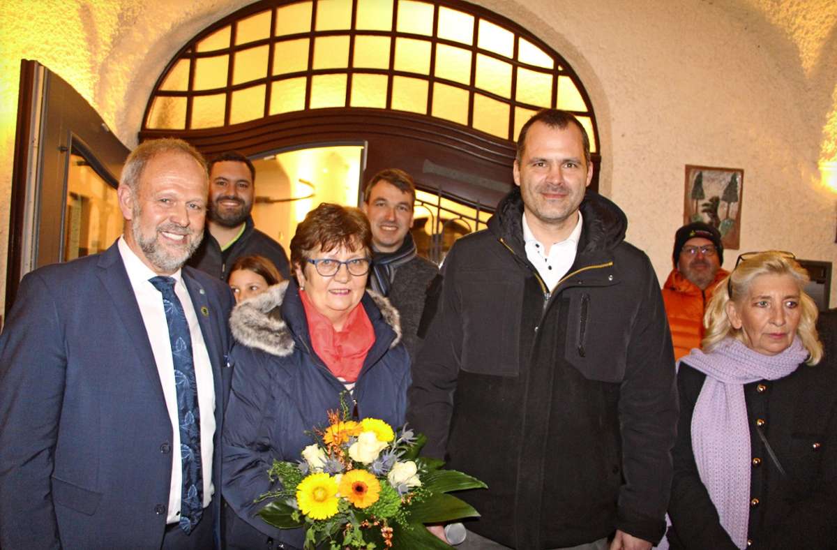 Bernhard Waidele (links) bleibt  Bürgermeister von Bad Rippoldsau-Schapbach. Seine Frau Ursula, Vize-Landrat Reinhard Geiser (rechts) und die Bürgermeister von Oberwolfach, Matthias Bauernfeind (hinten links), und Wolfach, Thomas Geppert, freuen sich. Foto: Weis
