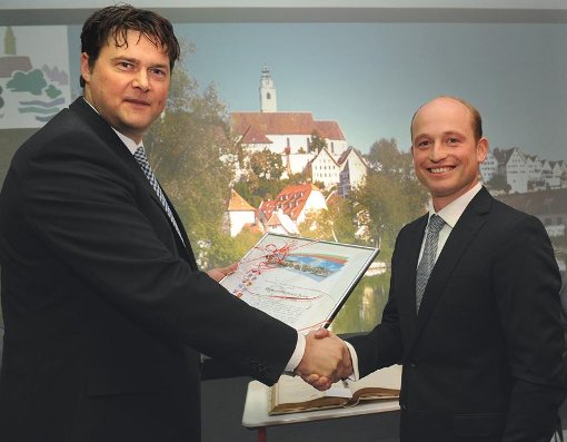 Michael Jung (rechts) bekam von Horbs OB Peter Rosenberger (CDU) die Urkunde zur Ehrenbürgerschaft überreicht. Foto: Hopp