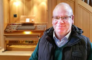 Philipp Dominik Neßling ist Geschäftsführer und Inhaber der Firma Orgelbau Rensch und als solcher mächtig stolz auf sein Team, das die Orgel der Martinskirche Ebingen 21 Jahre nach ihrem Bau erweitert, ausgereinigt und in Bestform gebracht hat. Foto: Eyrich