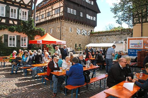 Das CDU-Fest vor dem Balinger Zollernschloss hat viele Besucher angezogen. Foto: Hertle Foto: Schwarzwälder-Bote