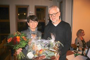 Blumen und ein Präsent zum Abschied für Susanne Wohlfarth gibt es bei der Versammlung von ihrem  kommissarischen Nachfolger Jürgen Kodet. Foto: Schimkat Foto: Schwarzwälder Bote