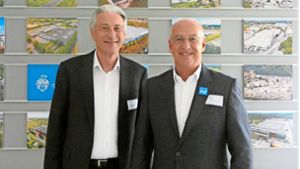 Die Geschäftsführer Wolfgang Palm (links) und  Andreas Jung freuen sich über  das 100-jährige Bestehen  von   Nestler Wellpappe. Foto: Spinner