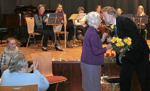 Ein Küsschen in Ehren plus eine Rose für Organisatorin Ingeborg Bennewitz von Bürgermeister Wolfgang Krieg.  Foto: Gegenheimer Foto: Schwarzwälder-Bote