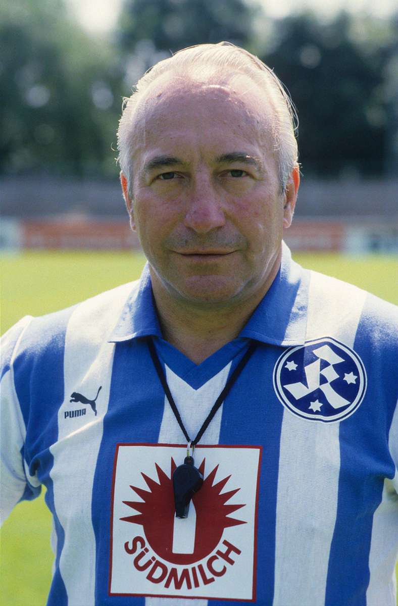 Der erste deutsche Trainer bei einem türkischen Verein war Horst Buhtz. Er wechselte 1974 vom Wuppertaler SV zu Beşiktaş Istanbul, wo er bis 1976 blieb. Über Stationen bei Borussia Dortmund, dem 1. FC Nürnberg, Bayer 05 Uerdingen und Alemannia Aachen kam er schließlich 1983 zu den Stuttgarter Kickers. Im Bild: Buhtz während der Saison 1984/1985 in Stuttgart.