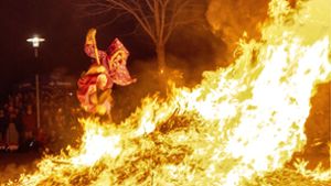 Ein Höhepunkt am Fasnachtsfreitag: die Sprünge der Fire-Socks-Hexen über das Hexenfeuer auf dem Festhallenplatz in der Donaueschinger Innenstadt, wie  auf dem Bild  2023. Foto: Olaf Degenkolbe