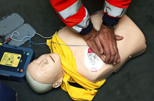 Experten raten: Im Notfall sich nicht erst mit der Suche nach Defibrillatoren  aufzuhalten, sondern konsequent die Herzdruckmassage fortzuführen, bis der Notarzt eintrifft Foto: dpa/Jörg Carstensen