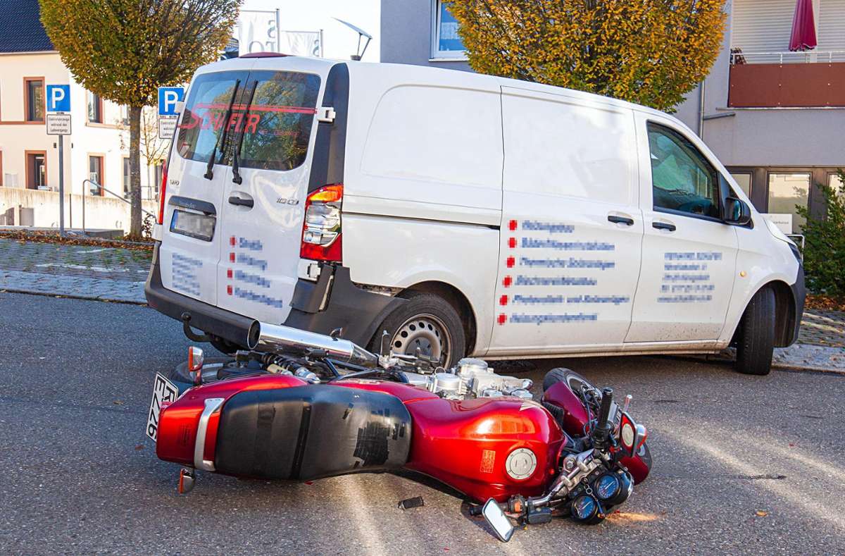 An den beiden beteiligten Fahrzeugen entstand nach Schätzung der Polizei ein Sachschaden von rund 5000 Euro. Foto: Rudolf