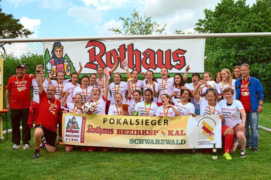 Geschafft: Die Frauen der SG Bad Dürrheim/Oberbaldingen feiern mit ihrem Trainer Karl-Heinz Grieshaber (vorne links) den Pokalgewinn.