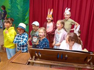 Marion Bachmann hatte mit den Kindern ein schönes Singspiel eingeübt: Nils lernt lesen. Foto: Heimpel Foto: Schwarzwälder Bote