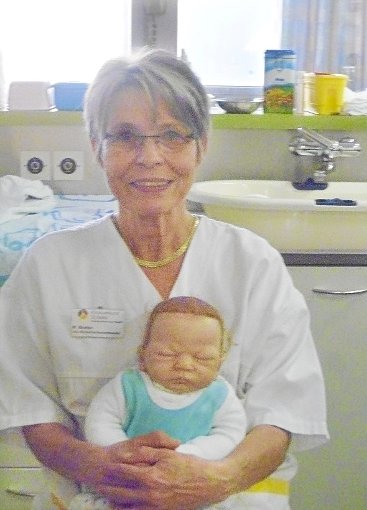 So ist sie am glücklichsten: Marianne Breiter bei ihrer Arbeit in der Säuglingssprechstunde. Foto: privat Foto: Schwarzwälder-Bote
