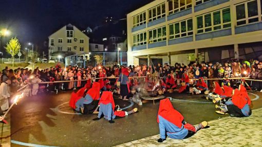 Die Hochsteiger-Hexen sind wieder los: Sie vollzogen ihr Ritual auf dem Schulhof. Foto: Fehrenbacher
