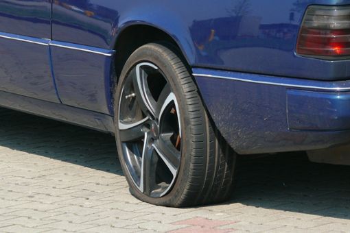 Da er von einer Überwachungskamera gefilmt wurde, ist ein Mann überführt worden, der an einem Auto in Rottweil einen Reifen zerstochen hat.  Foto: © pixabay / Buecherwurm_65