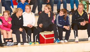 Die Dennacherinnen mit Trainer Rudolf Reuster (rechts)  können noch nicht auf die Meisterschaft anstoßen.  Foto: Kraushaar