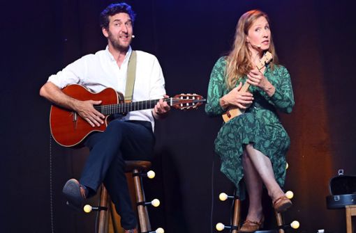Fridolin Müller und Wiebke Eymess begeisterten beim Innenhof-Festival mit ihren musikalischen Ehegeschichten. Foto: Birgit Heinig