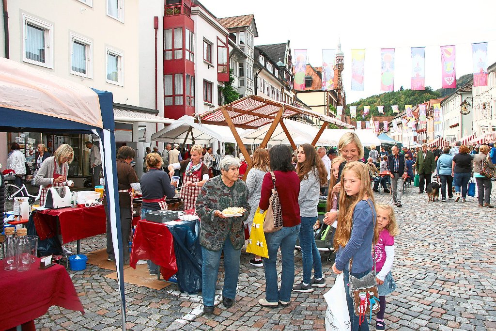 Zahlreiche Besucher waren am Wochenende zum Kürbismarkt in die Wolfacher Hauptstraße gekommen.