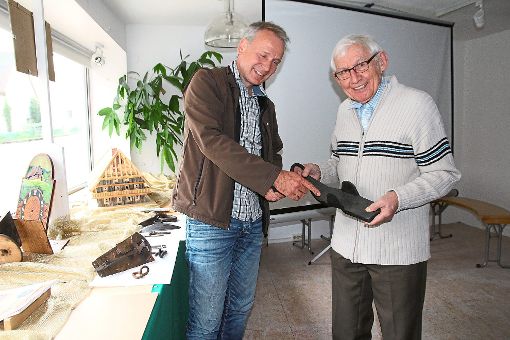 Martin Rosenfelder (links) und Willi Meder begutachten alte schmiedeeiserne Erzeugnisse. Foto: Hübner Foto: Schwarzwälder-Bote