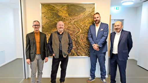 Bürgermeister Jens Keucher (von links), der Künstler Norbert Stockhus sowie die Gesellschafter Marc Wilms und Peter Kemmer freuen sich über den neuen Platz des Bildes. Foto: Stadt Sulz