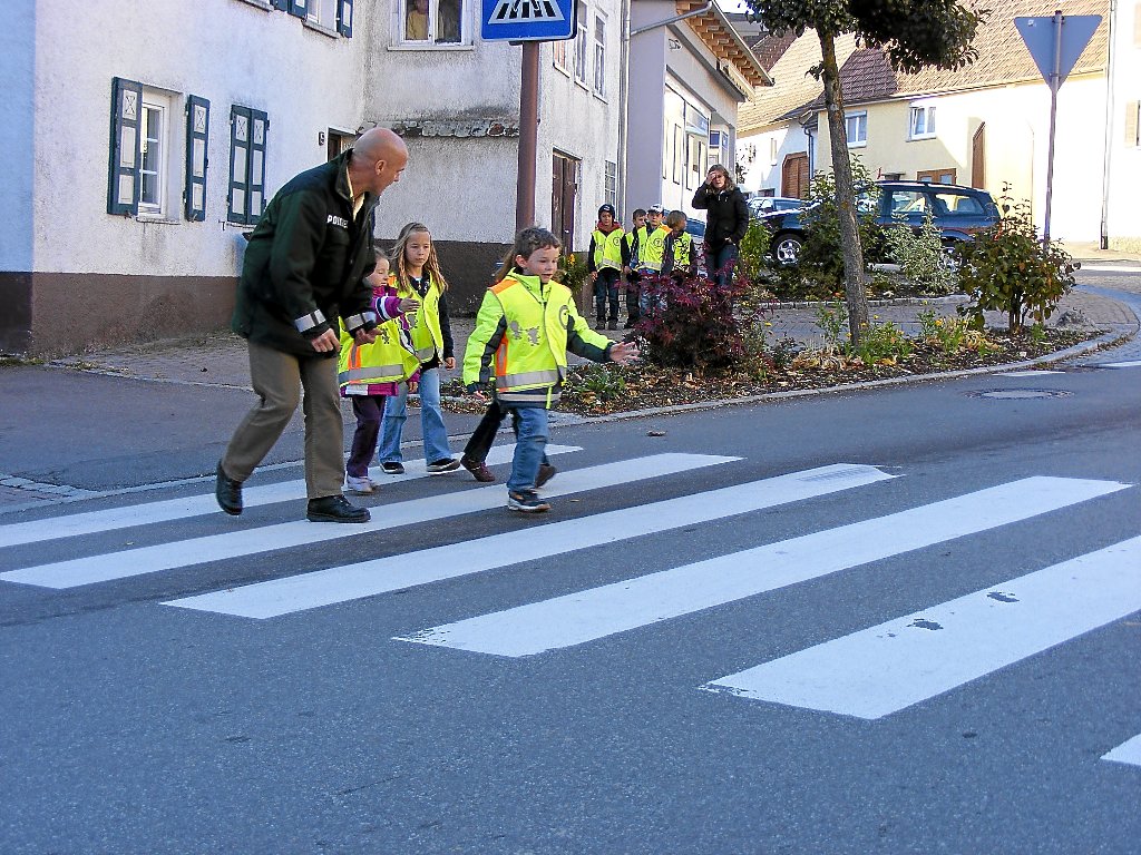 Obernheim: Reflektoren: Damit die Autofahrer die Kinder schon von weitem  sehen - Meßstetten & Großer Heuberg - Schwarzwälder Bote