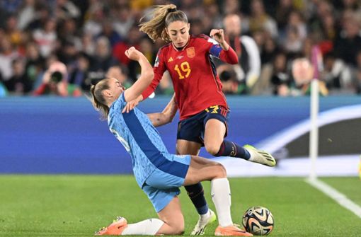 Olga Carmona (r.) hatte im Finale gegen England den einzigen Treffer erzielt. Foto: AFP/IZHAR KHAN