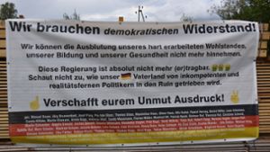 Mit diesem Plakat im Eingangsbereich seines Betriebsareals sorgte Bürgermeisterstellvertreter  Rüdiger Krachenfels bereits im September für Aufsehen. Foto: Albert Bantle