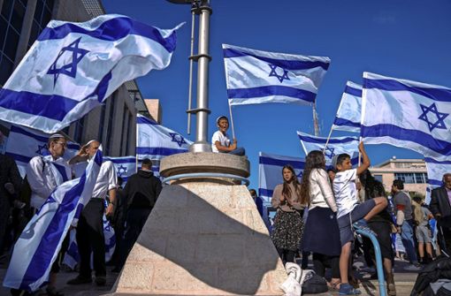 Die Polizei hat verhindert, dass Nationalisten mit Israel-Flaggen durch arabische Viertel von Jerusalem laufen. Foto: dpa/Ariel Schalit