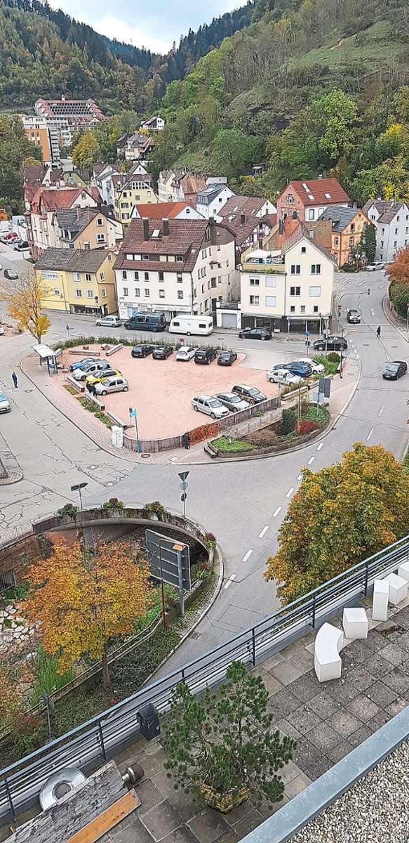 Das bleibt erst mal so: Der provisorische Parkplatz am Busbahnhof wird nicht zur Blumenwiese.Foto: Riesterer Foto: Schwarzwälder Bote